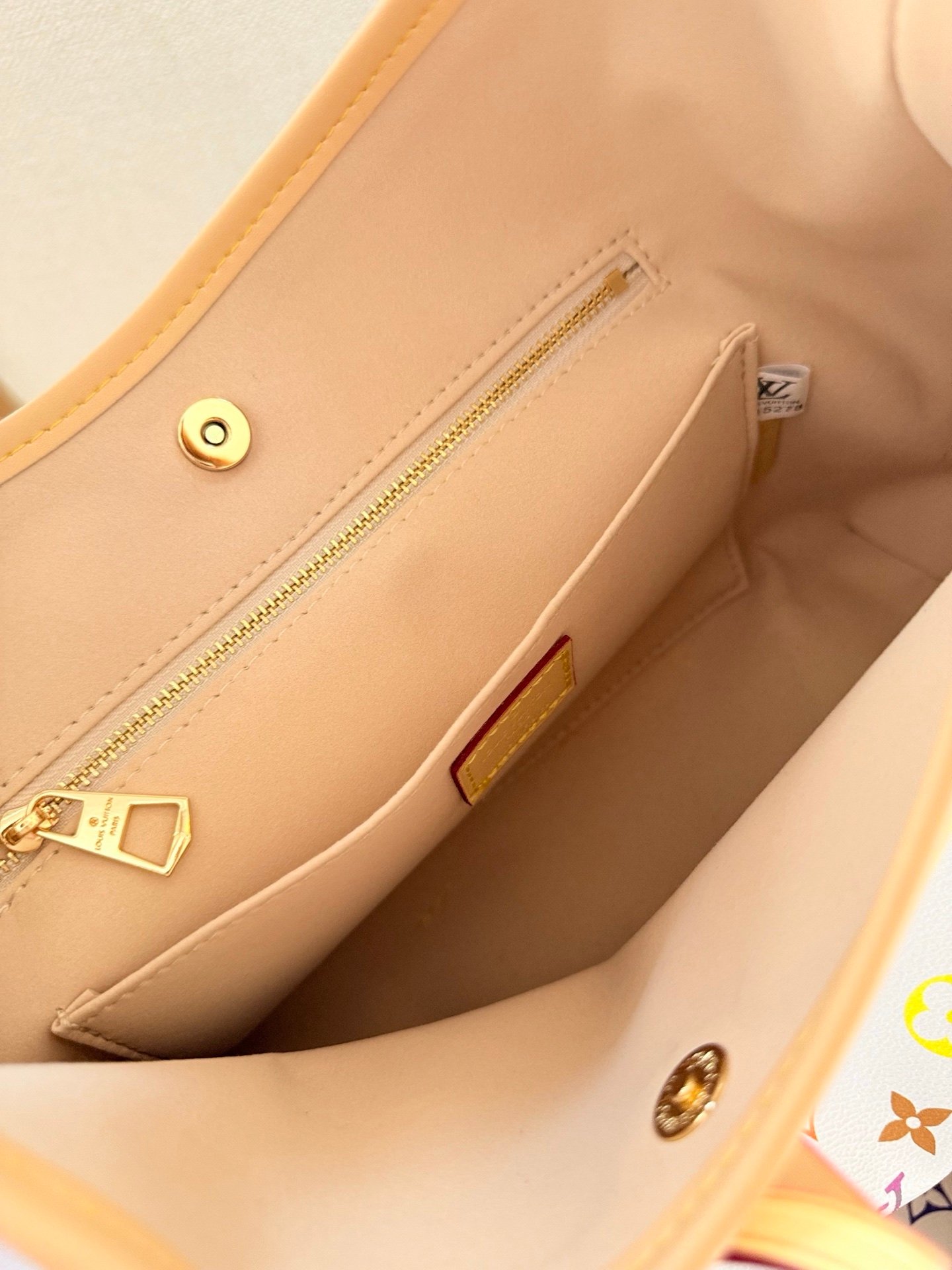 White color shopping bag 24*12*29