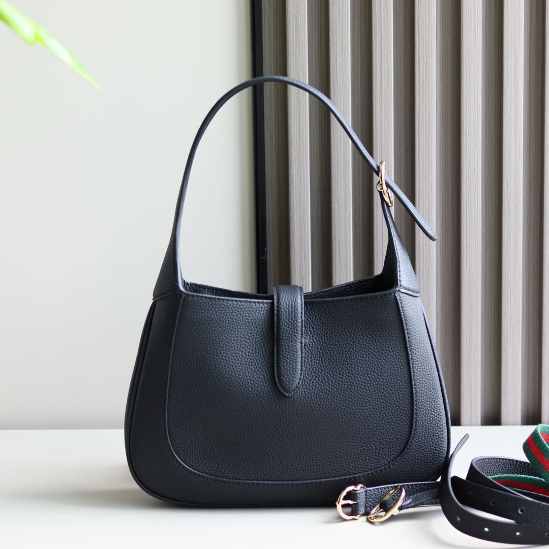 Handbag/Shoulder Bag Size  27.5x 19x 4 CM