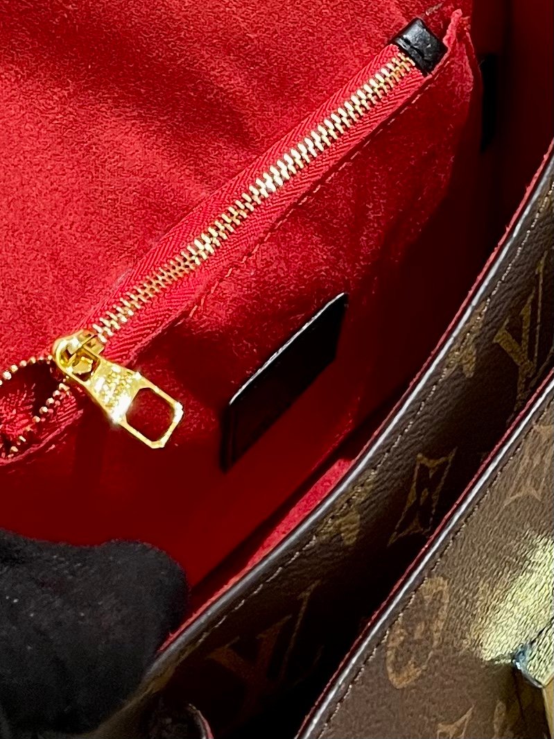 Messenger bag specification: 24*17*12