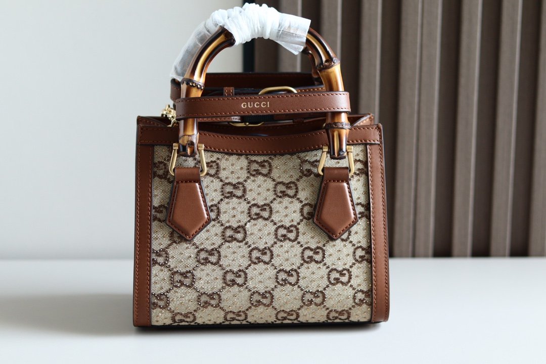 Handbag/Shoulder Bag Size 20 x 16 x 10 cm