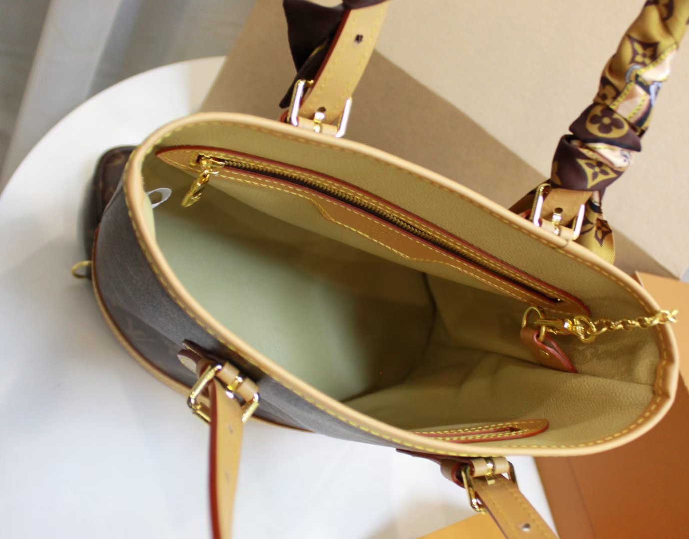 Pre-owned handbag specifications: 23*15*25