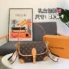 One-shoulder crossbody bag Size: 24-16-9cm