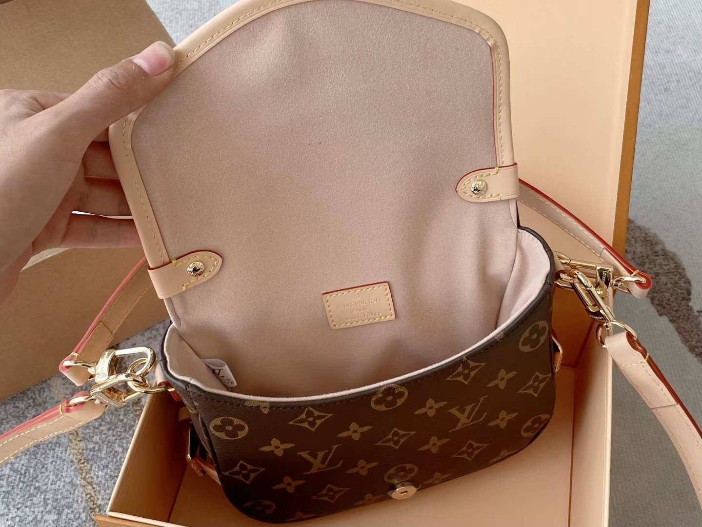 Gemini Small White Tote Bag Shoulder Bag Specification: 20*16*7cm