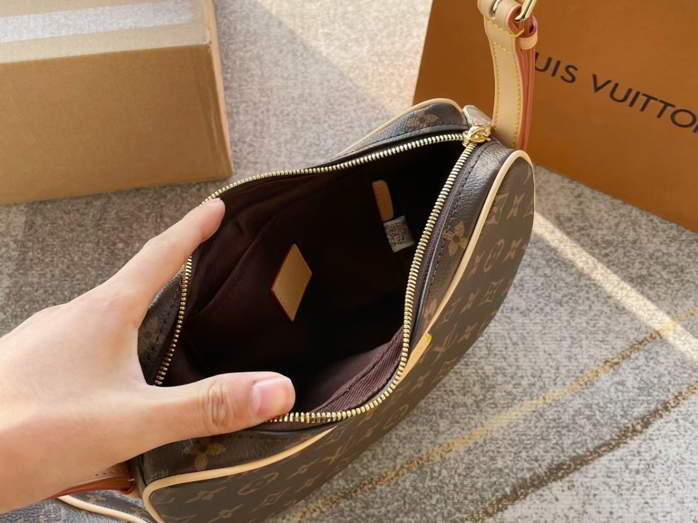 Crescent tote bag shoulder bag Specification: 26*17*7cm