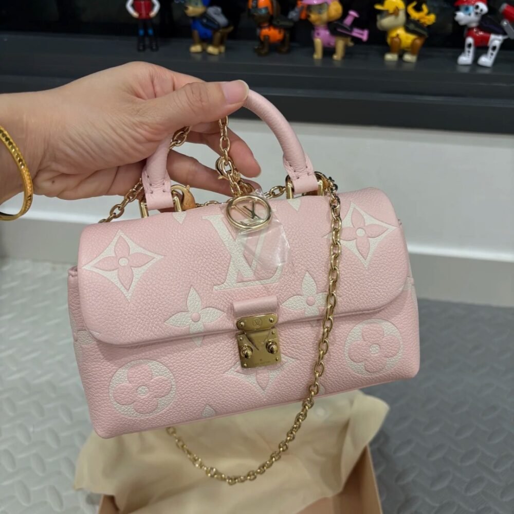 Shoulder bag handbag specifications: 12.5*6*21cm