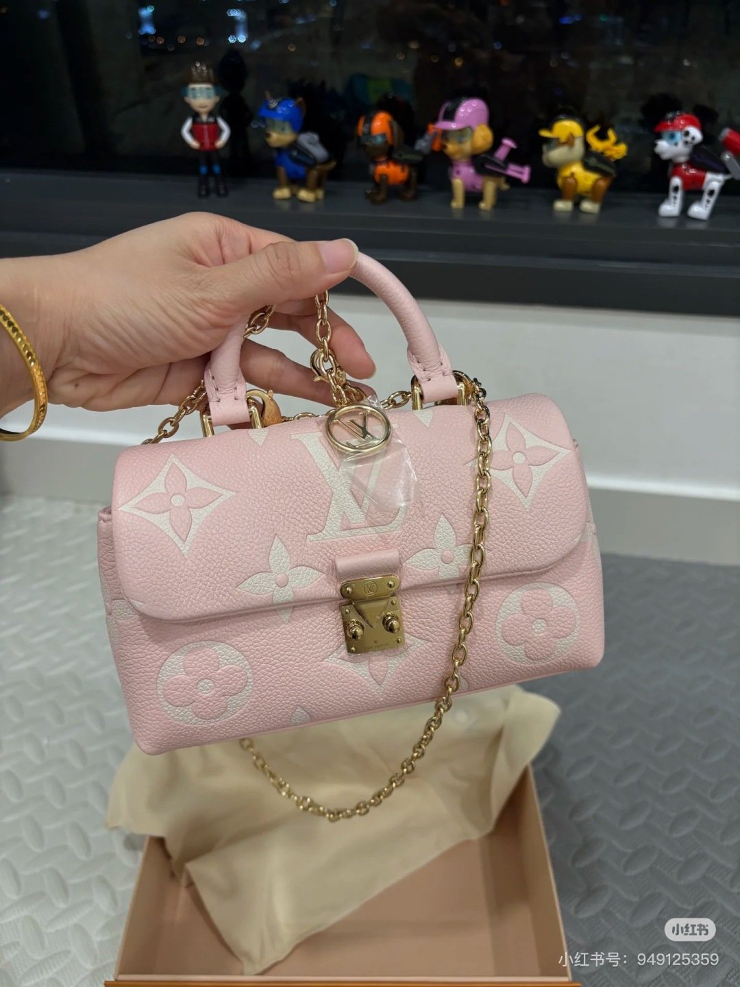 Shoulder bag handbag specifications: 12.5*6*21cm