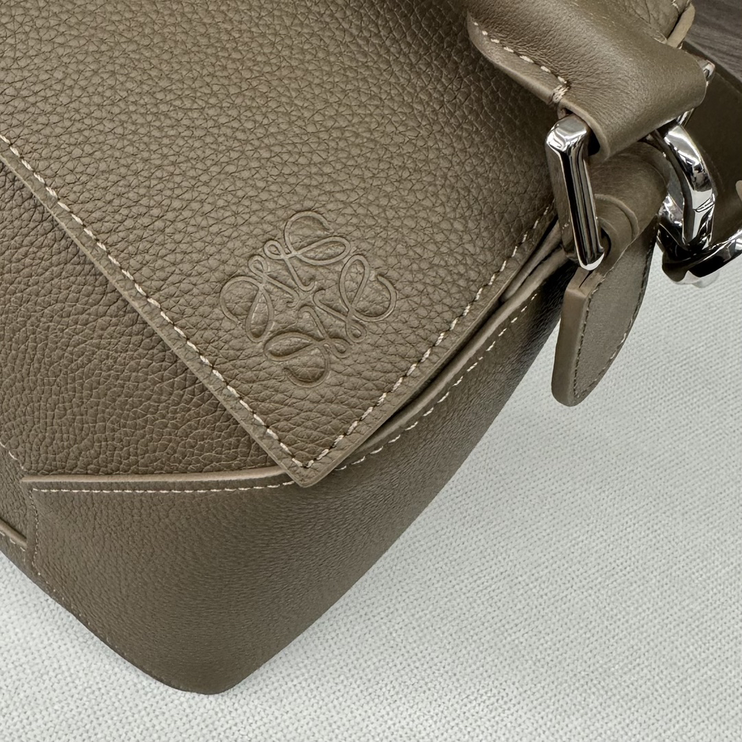 LOEW size:062330   29*19.5*14cm  Bolsos